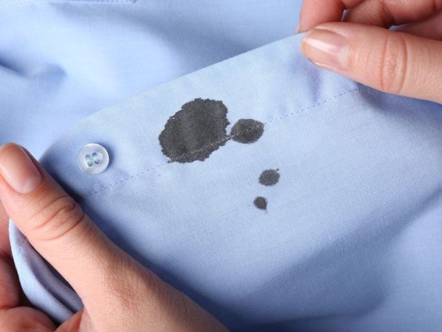 ¿Cómo limpiar manchas de tóner de la ropa de trabajo?